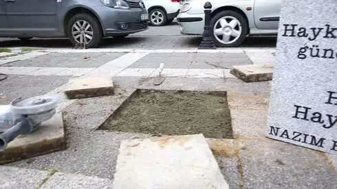 Kadıköy Belediyesi Nazım Hikmet'in Şiirlerini Caddelere Yazdı Kadıköy Belediyesi Nazım Hikmet'in Şiirlerini Caddelere Yazdı