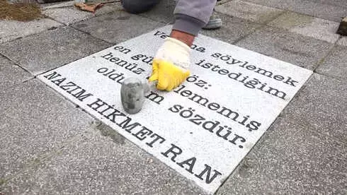 Kadıköy Belediyesi Nazım Hikmet'in Şiirlerini Caddelere Yazdı Kadıköy Belediyesi Nazım Hikmet'in Şiirlerini Caddelere Yazdı