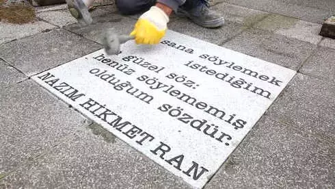 Kadıköy Belediyesi Nazım Hikmet'in Şiirlerini Caddelere Yazdı Kadıköy Belediyesi Nazım Hikmet'in Şiirlerini Caddelere Yazdı