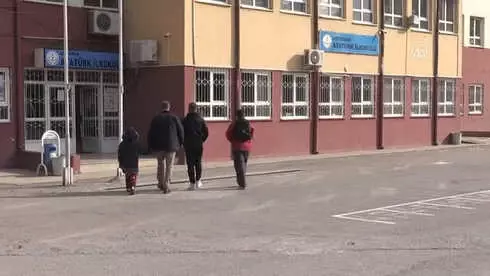 Suriyeli Boyacı Çocuk Okullu Oldu Suriyeli Boyacı Çocuk Okullu Oldu