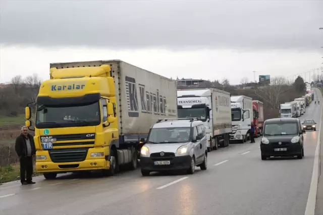 Bulgaristan'a Açılan Sınır Kapılarında Yoğunluk Sürüyor