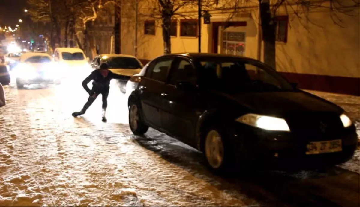 Kars'ta Yollar Buz Pistine Döndü
