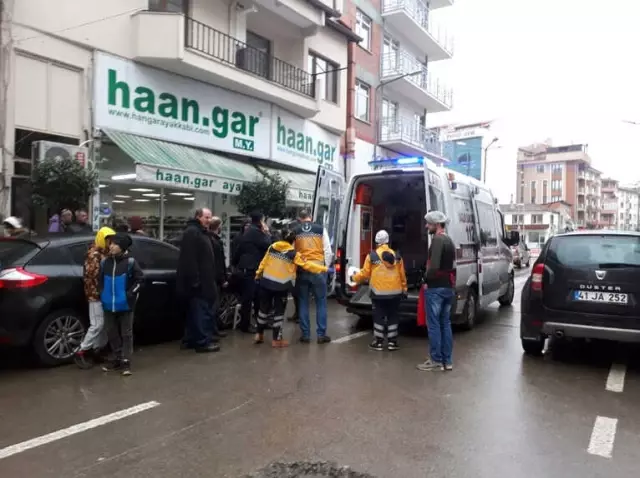Motosikletle Hafif Ticari Araç Çarpıştı: 1 Yaralı