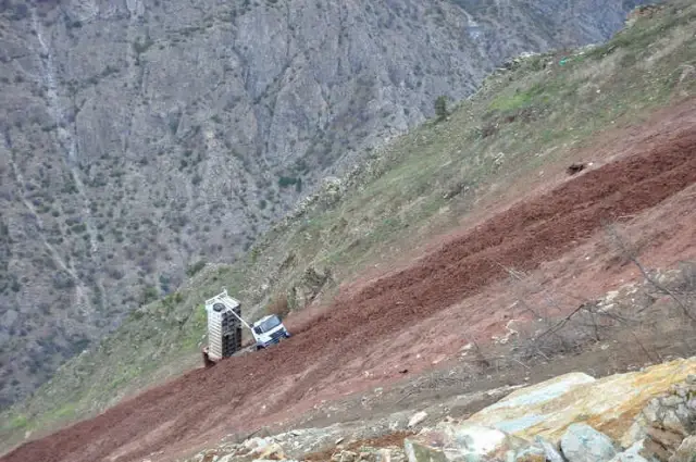 Uçuruma Yuvarlanan Araçtan Son Anda Atladı