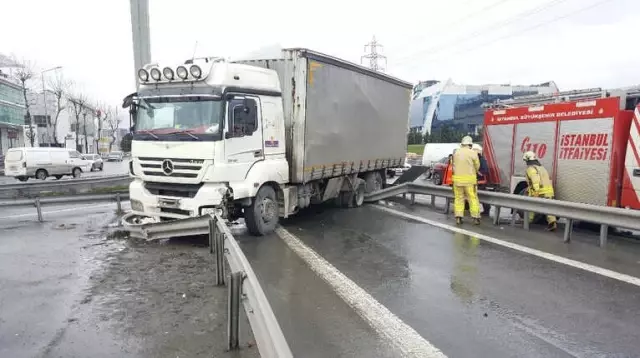 Basın Ekspres Yolunda Tır Yoldan Çıktı, Trafik Durdu