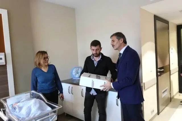 Bebeklerin İlk Hediyesi Başkan Alemdar'dan