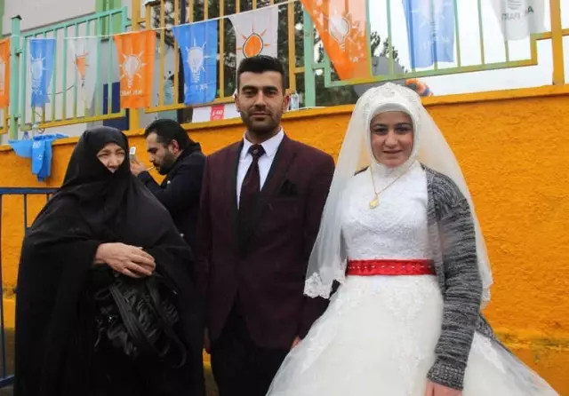 Gelin ve Damatlıkla Cumhurbaşkanını Görmeye Geldiler