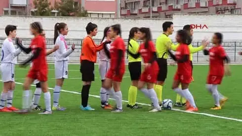 Kadın Futbolcular Kavga Etti, Maç Tatil Edildi Kadın Futbolcular Kavga Etti, Maç Tatil Edildi