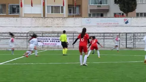 Kadın Futbolcular Kavga Etti, Maç Tatil Edildi Kadın Futbolcular Kavga Etti, Maç Tatil Edildi