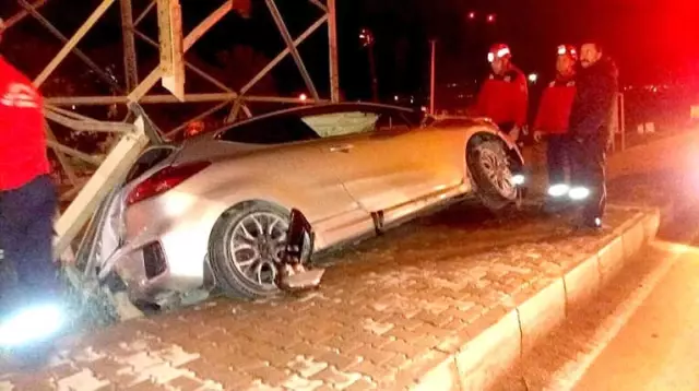Kontrolden Çıkan Otomobil Direğe Çarptı: 1 Yaralı