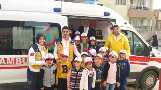 Minik Öğrencilere 'Yaşama Yol Ver' Projesi Anlatıldı