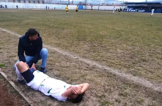 Sakatlanan Futbolcu Saha Kenarında Ambulans Bekledi