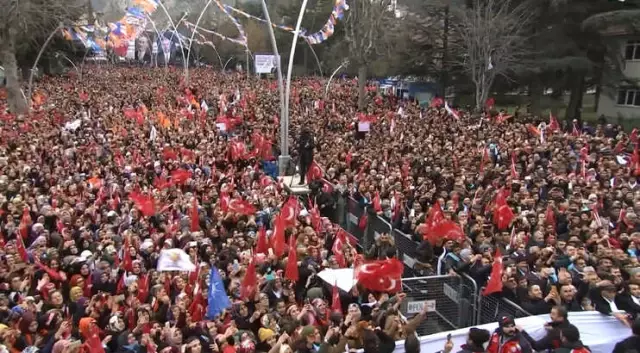 Salon Dışındaki Binlere Hitap Etti
