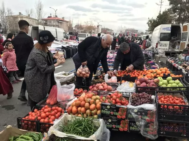 Vali Zorluoğlu ve Eşi Pazar Alışverişinde