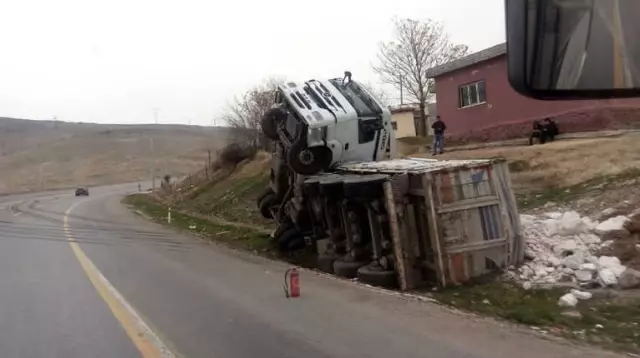 Virajı Alamayan Kamyon Yan Yattı