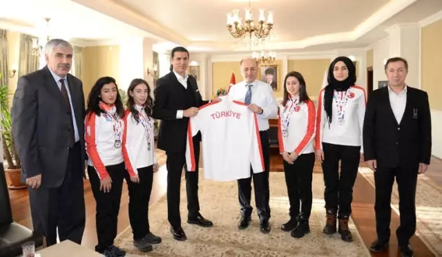 Curling'de Büyük Başarı Curling'de Büyük Başarı