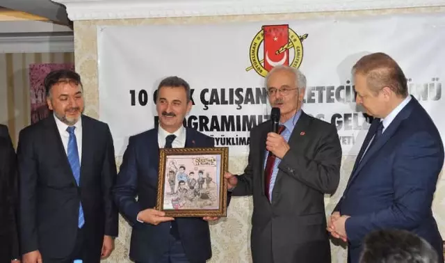 Duayen Gazeteci Hikmet Aksoy'u Duygulandıran Ödül Duayen Gazeteci Hikmet Aksoy'u Duygulandıran Ödül