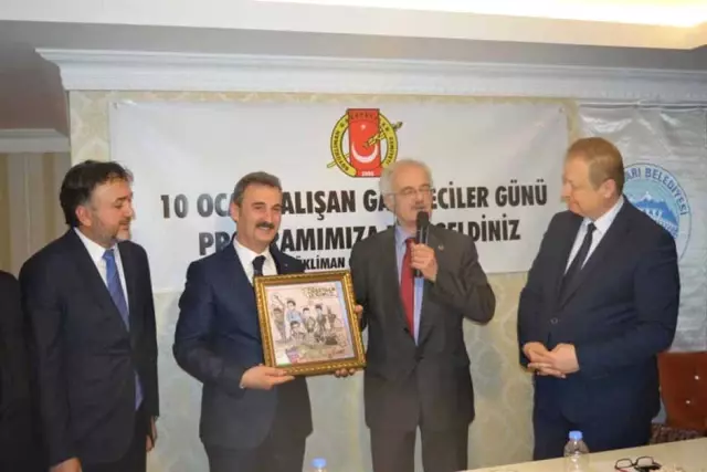 Duayen Gazeteci Hikmet Aksoy'u Duygulandıran Ödül Duayen Gazeteci Hikmet Aksoy'u Duygulandıran Ödül