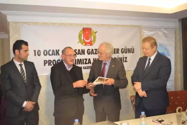 Duayen Gazeteci Hikmet Aksoy'u Duygulandıran Ödül Duayen Gazeteci Hikmet Aksoy'u Duygulandıran Ödül