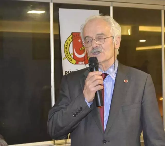 Duayen Gazeteci Hikmet Aksoy'u Duygulandıran Ödül Duayen Gazeteci Hikmet Aksoy'u Duygulandıran Ödül