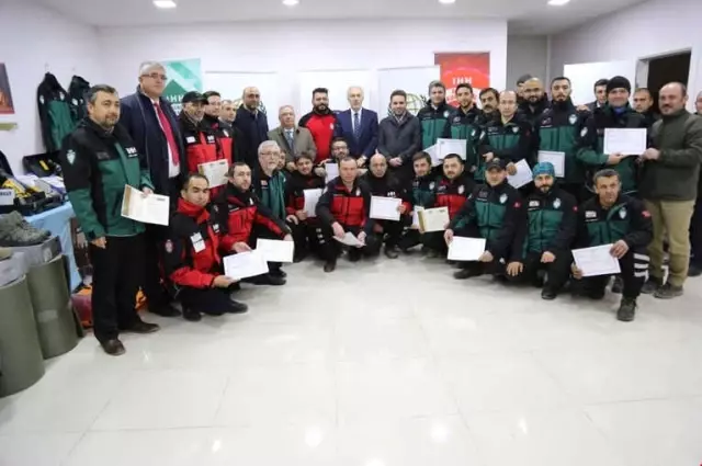 Eğitimlerini Tamamlayan İhh Arama Kurtarma Ekibine Sertifika Eğitimlerini Tamamlayan İhh Arama Kurtarma Ekibine Sertifika