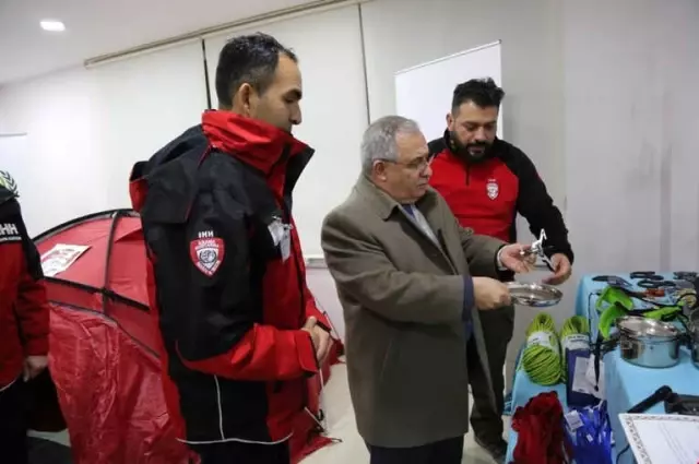 Eğitimlerini Tamamlayan İhh Arama Kurtarma Ekibine Sertifika Eğitimlerini Tamamlayan İhh Arama Kurtarma Ekibine Sertifika
