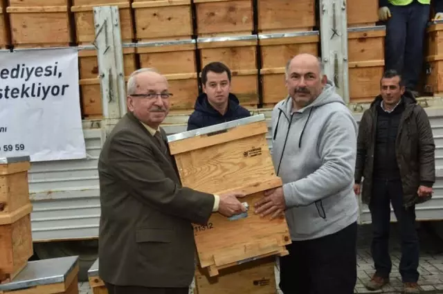 Ergeneli Arıcılara Kovan Desteği