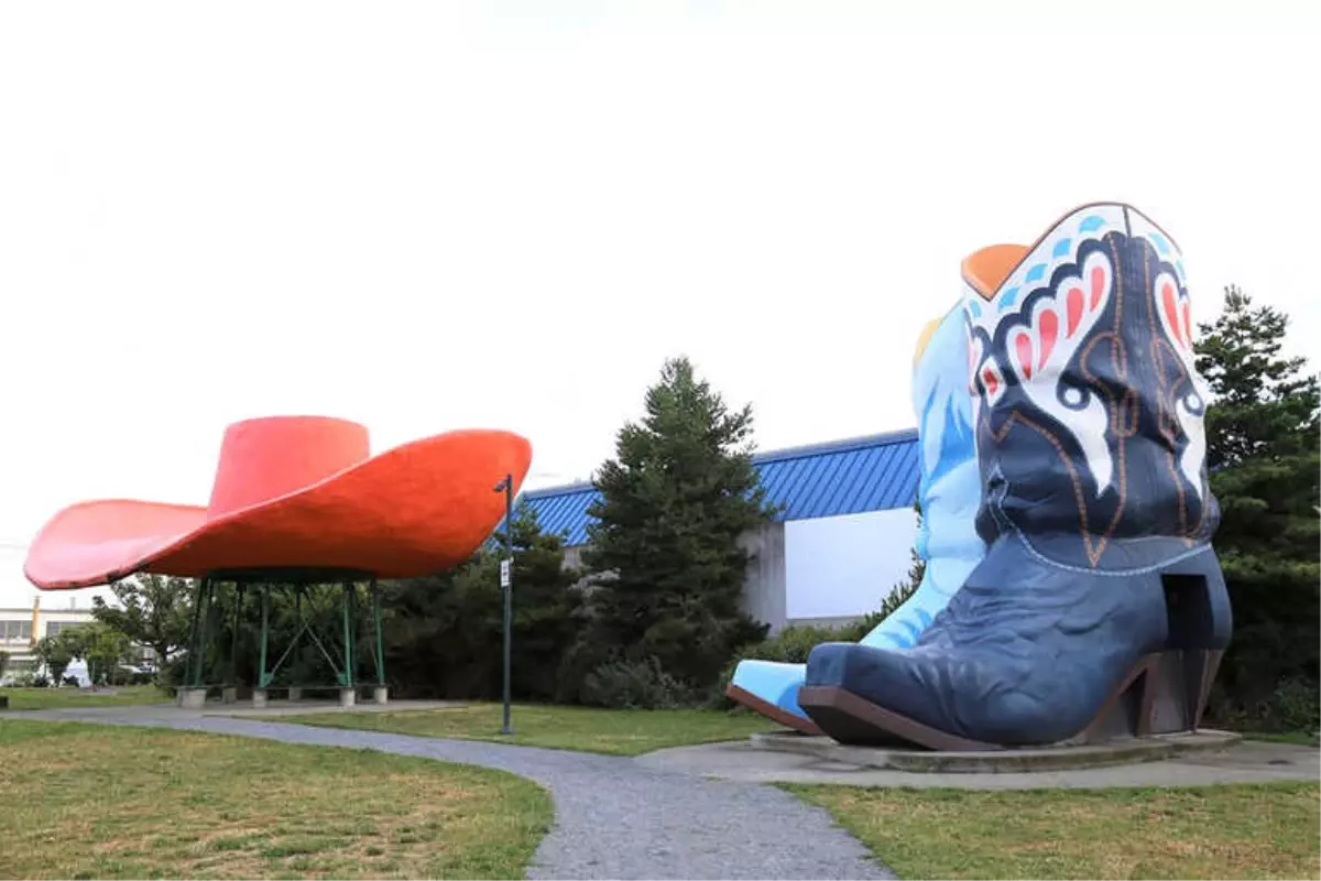 Dev Kovboy Kıyafetleri ile Süslü Bir Park: Hat 'N' Boots!