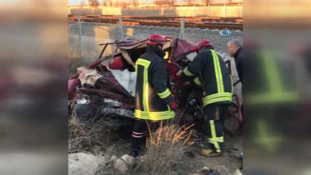 Konya'da Otomobil ile Pancar Yüklü Tır Çarpıştı: 2'si Çocuk 4 Ölü