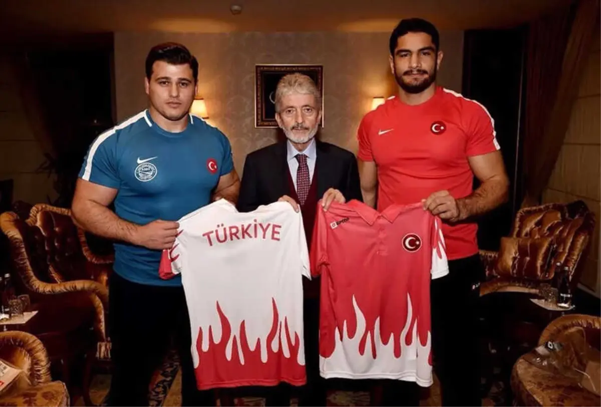 Milli Güreşçilerden Mustafa Tuna'ya Ziyaret