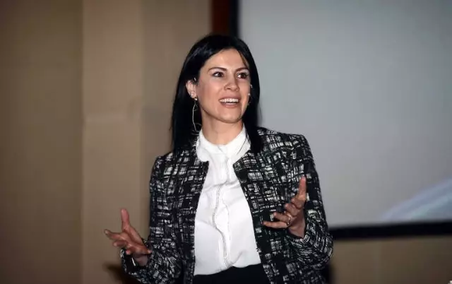 Saadet Öğretmen'in Ödül Sevinci Saadet Öğretmen'in Ödül Sevinci