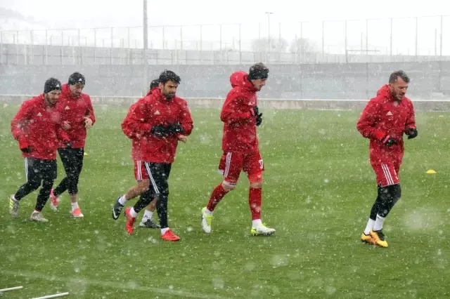 Sivasspor Kar Altında Çalıştı - Spor Haberleri