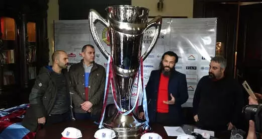 FB'den Kupa Çalmaya Çalışan Adam, Herkesten 1'er TL Toplayarak Şike Anıtı Yapacak