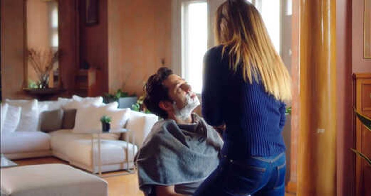 Ufak Tefek Cinayetler'e Damga Vuran Sahne! Oya, Serhan'ı Tıraş Etti