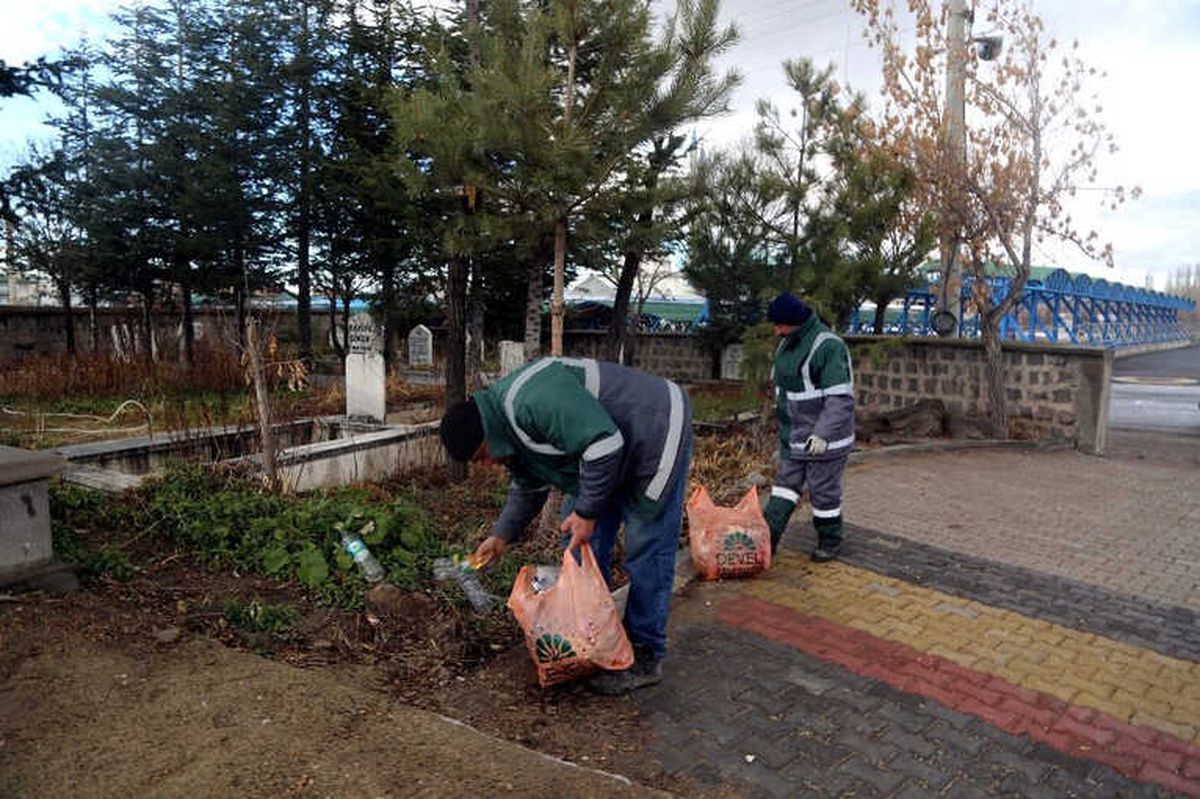 Develi'de Mezarlıklarda Temizlik Çalışmaları Ediyor