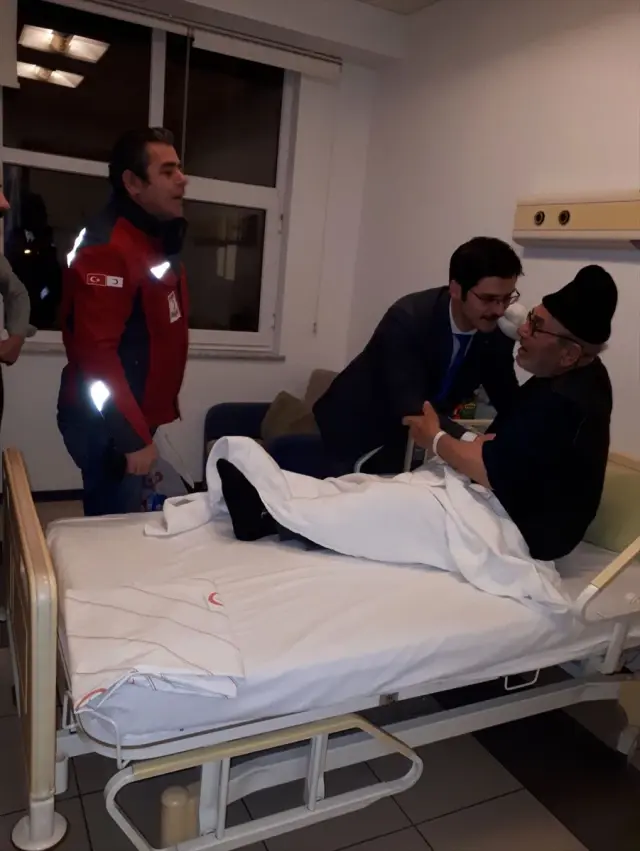 Evi Yanan Yaşlı Adam İçin Seferber Oldular haberi fotografı, fotografları