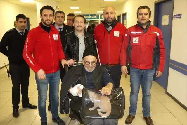 Evi Yanan Yaşlı Adam Kedisine Kavuştu haberi fotografı, fotografları