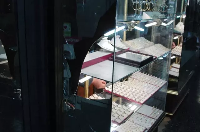 Camı Kırıp Güpegündüz Kuyumcu Soydular Camı Kırıp Güpegündüz Kuyumcu Soydular
