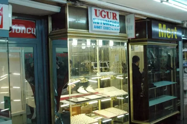 Camı Kırıp Güpegündüz Kuyumcu Soydular Camı Kırıp Güpegündüz Kuyumcu Soydular