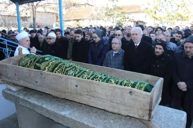 Hattat Ömer Kısa Son Yolculuğuna Uğurlandı Hattat Ömer Kısa Son Yolculuğuna Uğurlandı