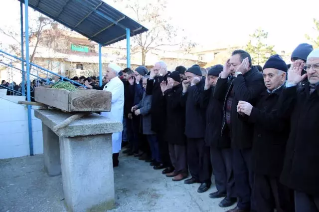 Hattat Ömer Kısa Son Yolculuğuna Uğurlandı Hattat Ömer Kısa Son Yolculuğuna Uğurlandı