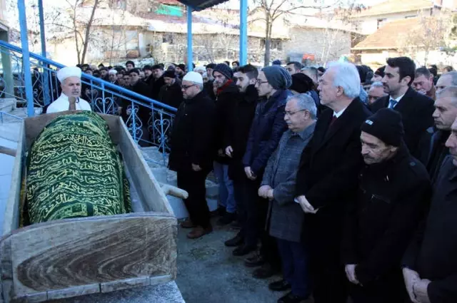 Hattat Ömer Kısa Son Yolculuğuna Uğurlandı Hattat Ömer Kısa Son Yolculuğuna Uğurlandı