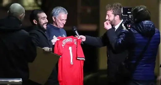 İtalyan Basını, Ünlü Hoca Mourinho'ya, Kavgalı Olduğu Conte'nin Formasını İmzalattı