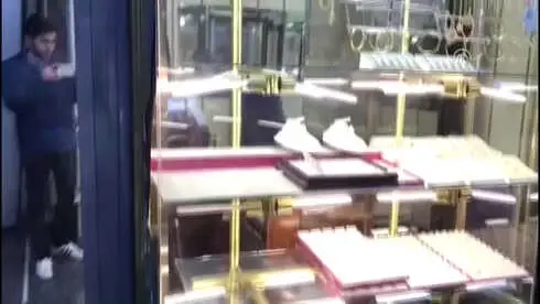 Kuyumcu Dükkanını Cuma Namazı Saatinde Soydular Kuyumcu Dükkanını Cuma Namazı Saatinde Soydular