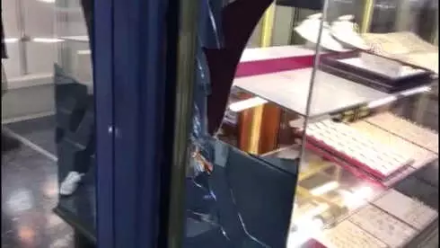 Kuyumcu Dükkanını Cuma Namazı Saatinde Soydular Kuyumcu Dükkanını Cuma Namazı Saatinde Soydular