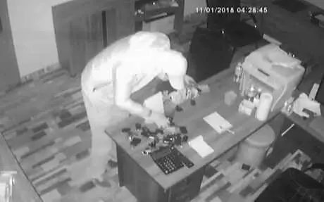 Otopark Hırsızlarının, Çaldıkları Araçlarla Kaçtığı Anlar Kameralara Yansıdı