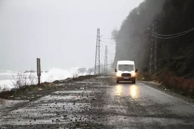 Rize'de Dev Dalgalar Otoyola Çıktı