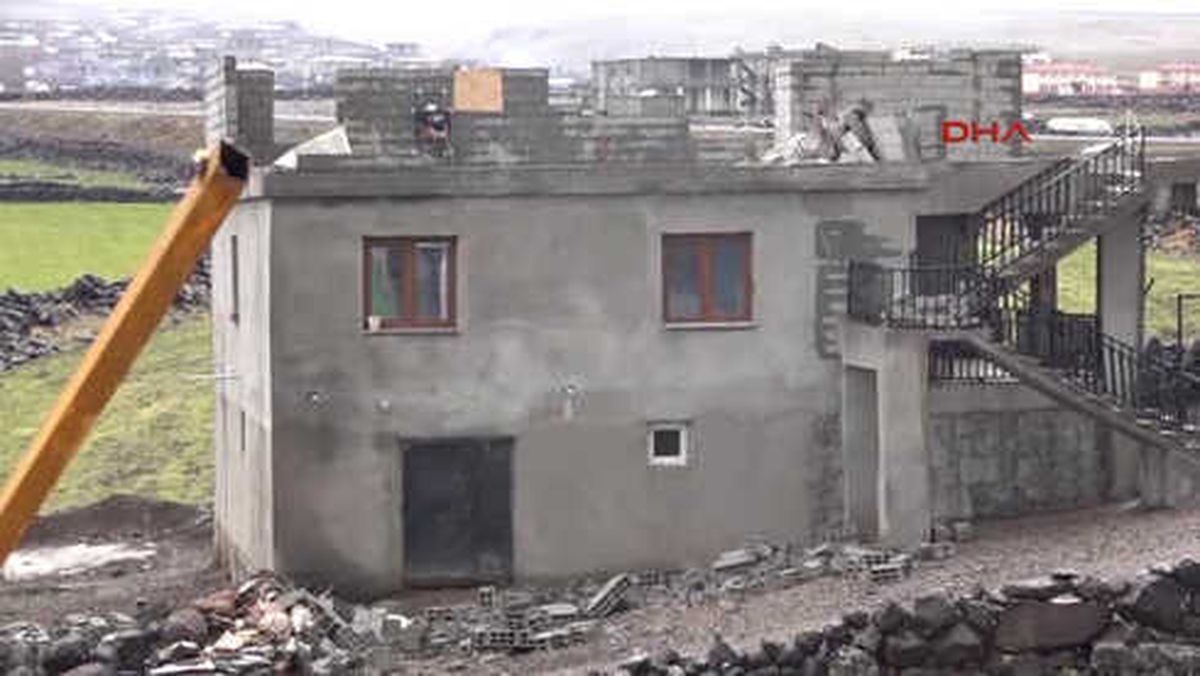 Şanlıurfa-Siverek'te Rüzgar Çatıları Söktü