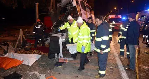 Gezi Dönüşü Facia! Tur Otobüsü Yol Kenarındaki Ağaçlara Çarptı: 11 Ölü, 44 Yaralı