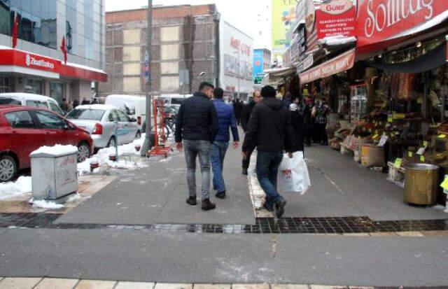 Kayseri''de Buz Tutan Yollara Belediyeden İlginç Çözüm: Kilometrelerce Kaydırmaz Halı Serdiler